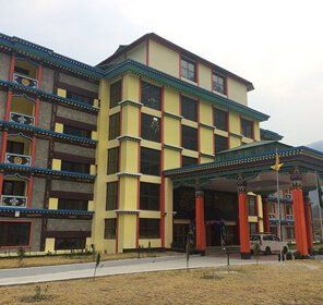 A comfortable hotel with a view of Bomdila mountains.